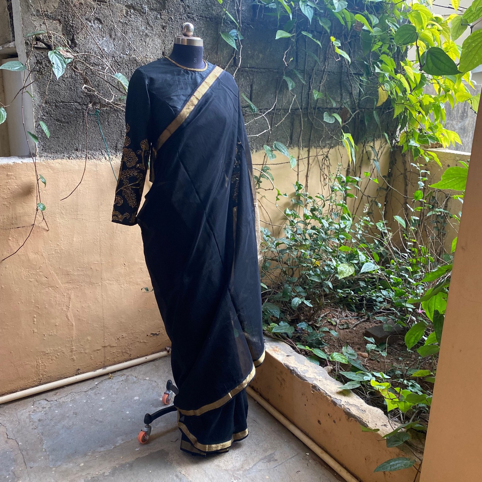 Pure handloom Maheshwari silk cotton saree/ sari with hand embroidered raw silk blouse / cotton silk saree with designer blouse /black saree