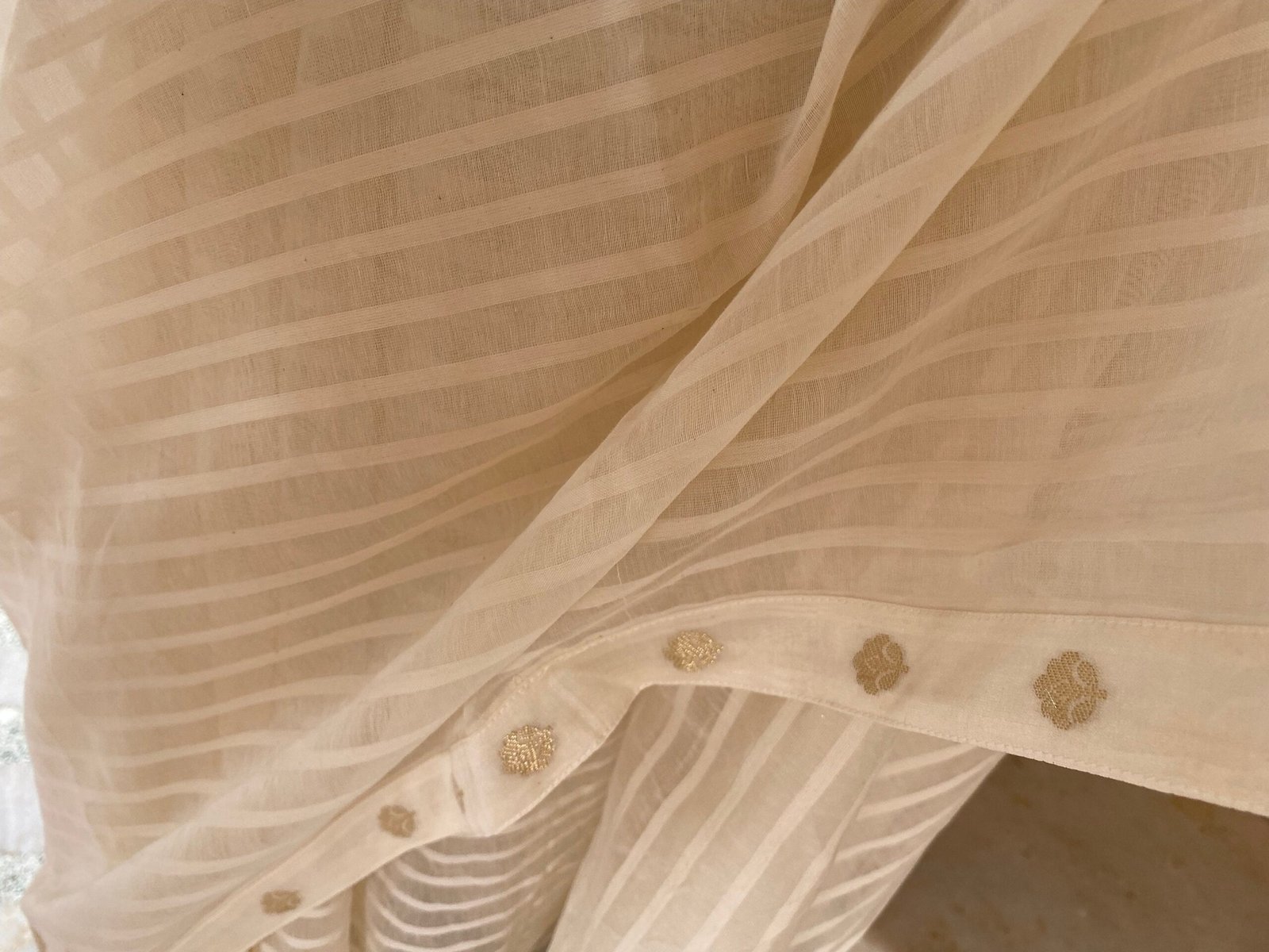 Pure Handloom cream chanderi saree with blouse/high neck readymade blouse/white stripes saree with stitched blouse/Onam saree/Kerala saree