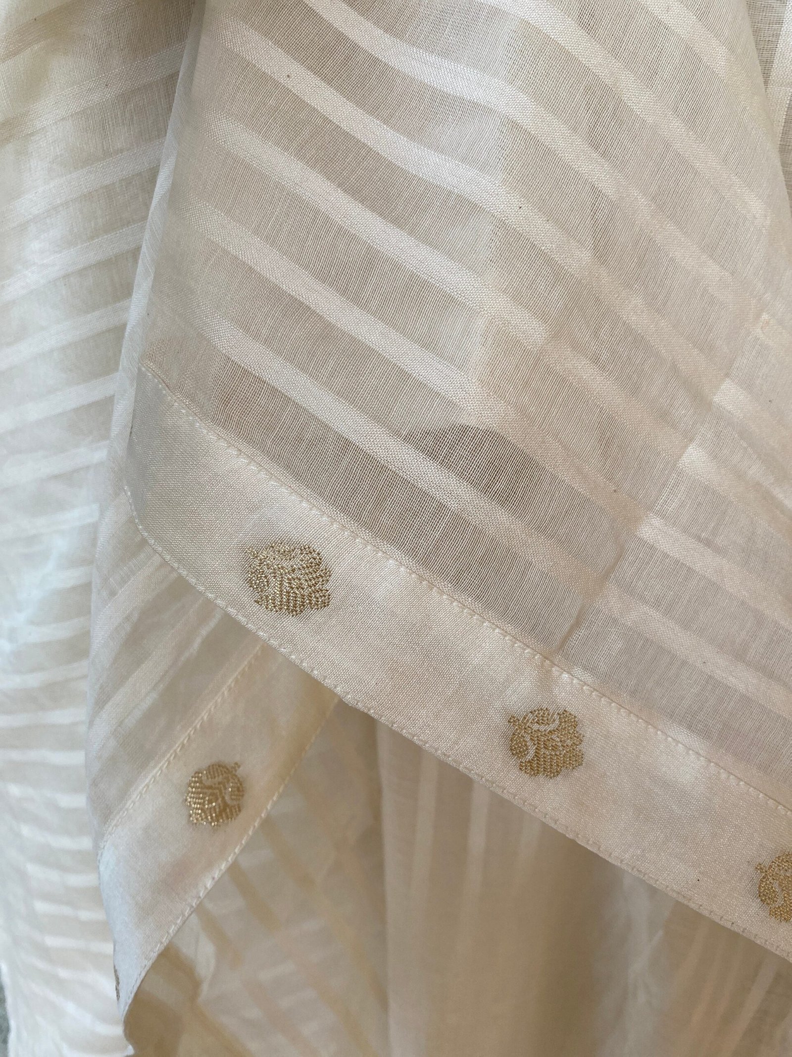 Pure Handloom cream chanderi saree with blouse/high neck readymade blouse/white stripes saree with stitched blouse/Onam saree/Kerala saree