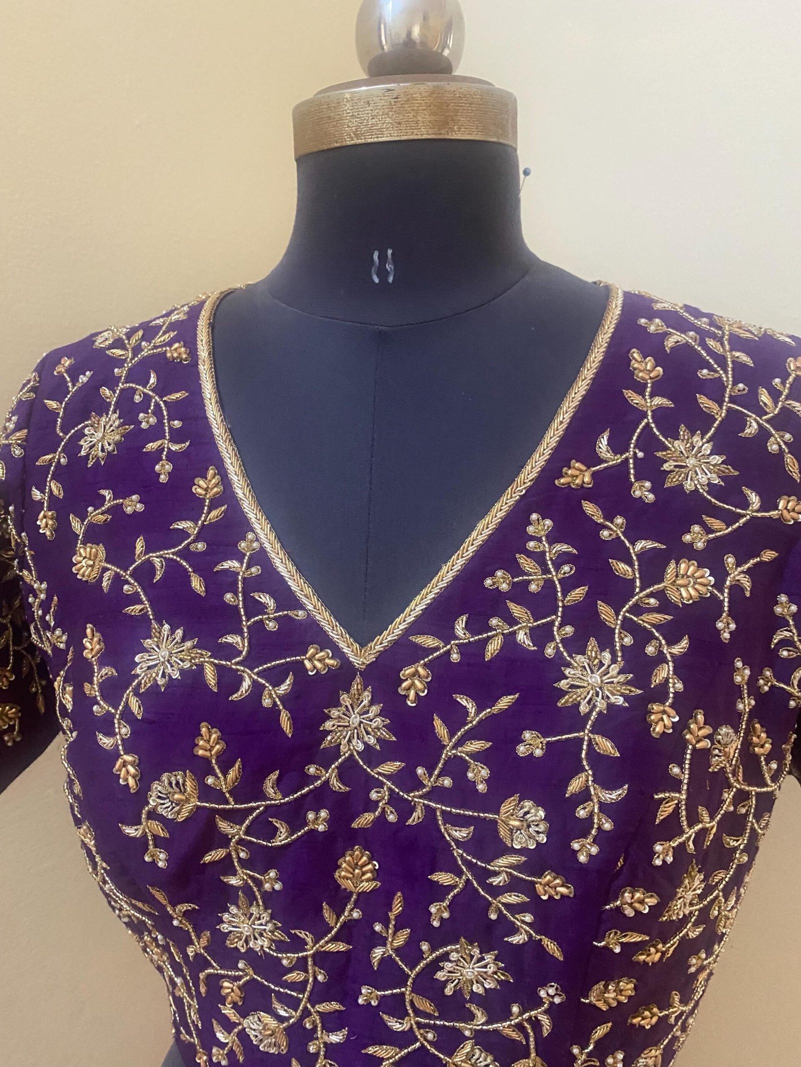 Purple hand work saree with blouse|purple embroidered saree with ready blouse|purpleheavy blouse|embroidered blouse with saree|scallop saree