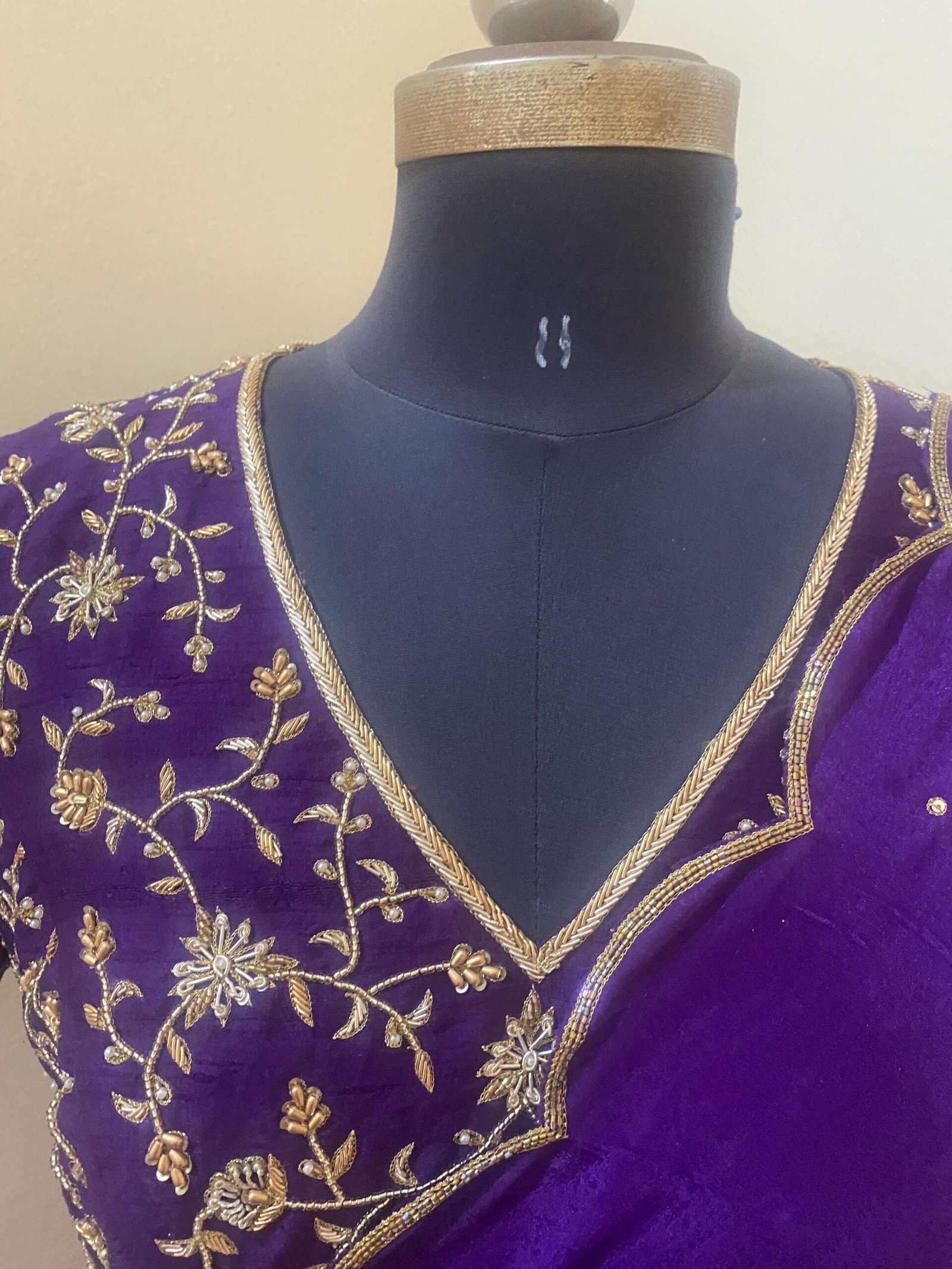 Purple hand work saree with blouse|purple embroidered saree with ready blouse|purpleheavy blouse|embroidered blouse with saree|scallop saree