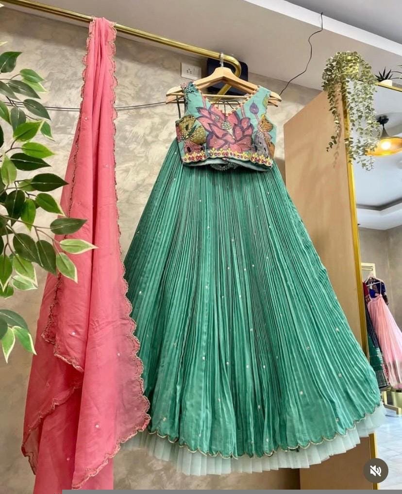 Hand-Painted Kalamkari Lehenga Set: Green Crop Top, Peach Dupatta